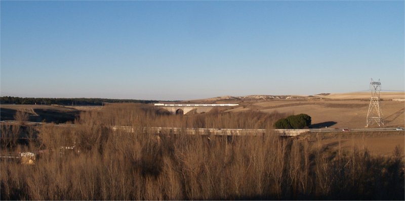 Vista desde el Castillo. Al fondo el tren sobre el puente del río Adaja