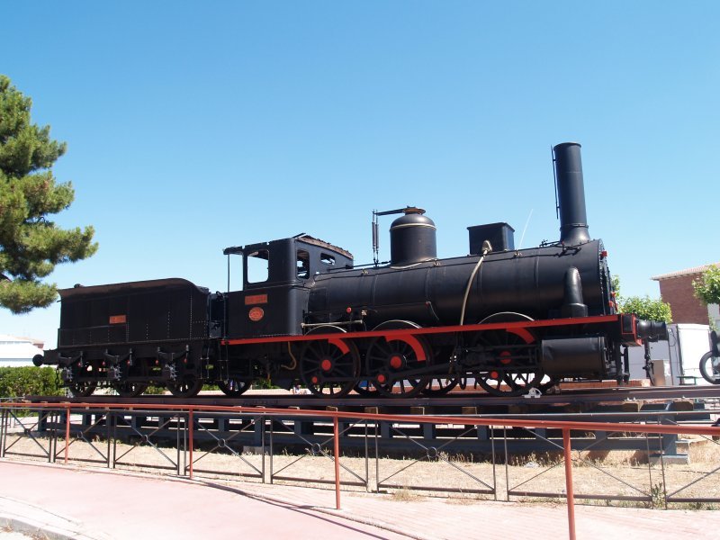 Máquina de vapor situada en el Parque Infantil, donada por RENFE pro la labor humanitaria a la ciudad de Arévalo por el comportamiento ejemplar en los dos accidentes ferroviarios producidos en la estación.