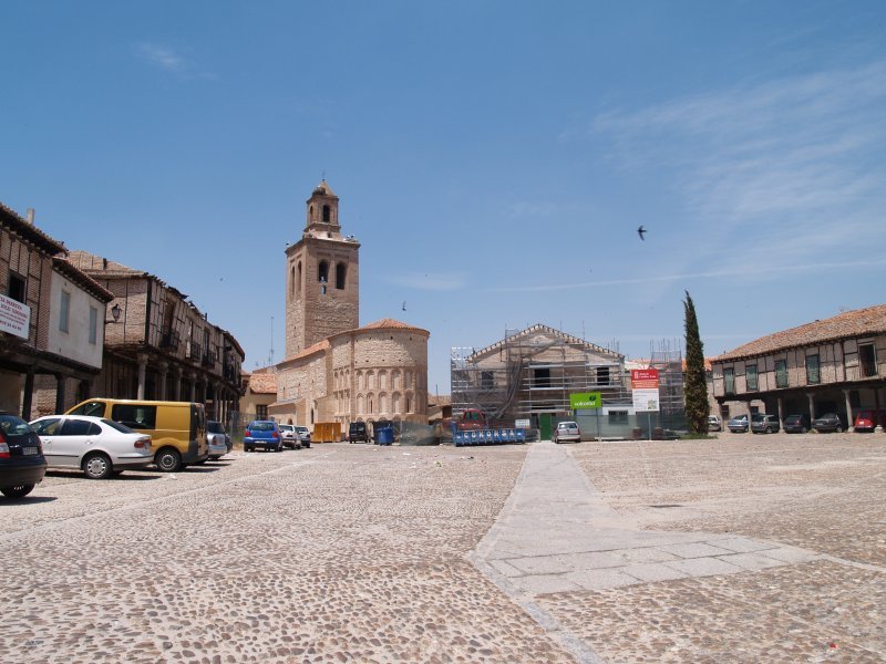 Plaza del Villa. Al fondo, a la izquierda, iglesia de Santa María, de estilo mudéjar.
