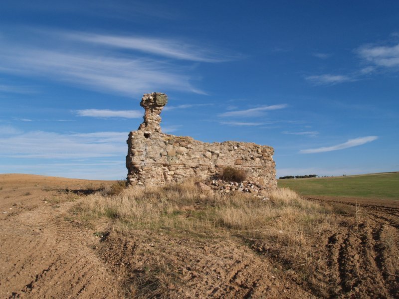 Torre de Santa Inés. Situada a tres kilómetros del pueblo. Según la tradición la cayeron las hormigas.