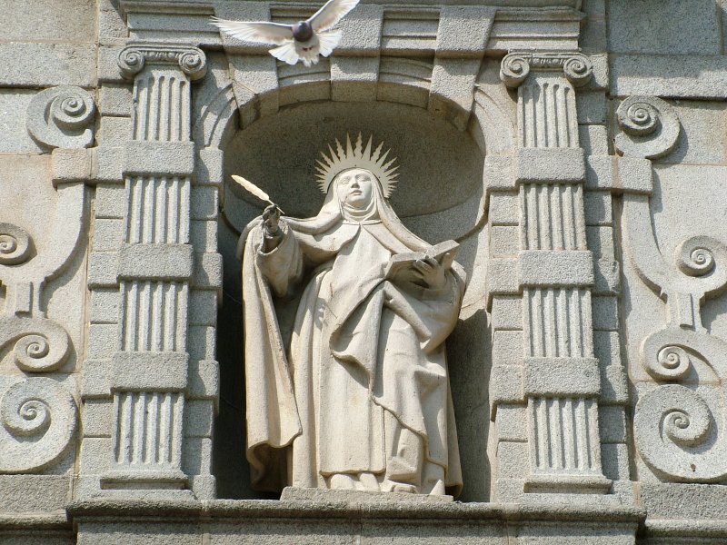 Escultura de Santa Teresa en la fachada de la  iglesia.
