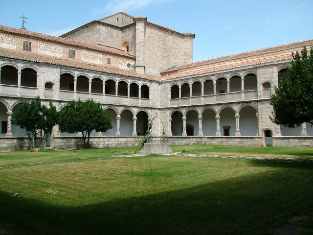 Claustro del monasterio de  Santo Tom&aacute;s,.