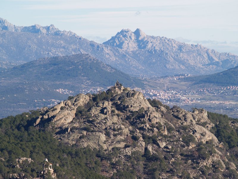 Vista del Altar Mayor,desde donde Franco eligi&oacute; el Risco de la Nava para erigir el Monumento. Cooresponde a la VIII estaci&oacute;n del Viacrucis. Abajo, a la izquierda, se ve otra  estaci&oacute;n: la IX.