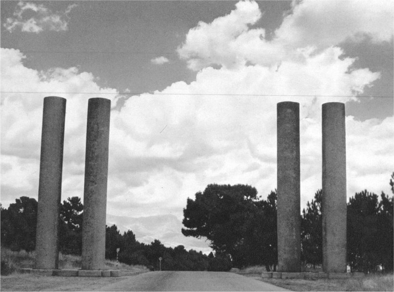 Los  Juanelos, son los cuatro monolitos de 50 toneladas de peso traidos en góndolas del Ejército del Aire de 60 ruedas desde Toledo y que marcan la entrada del Valle.