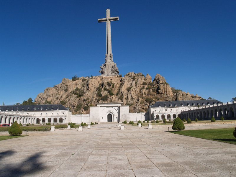 La Cruz vista desde la parte posterior. Desde este lado la monta&ntilde;a tiene 100 metros de altura
