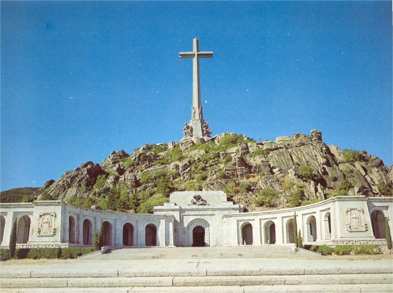 Vista genral del Munumento con la puerta de entrada a la Bas&iacute;lica.  Su altura es de 300 metros. 150 metros la monta&ntilde;a y 150 metros la Cruz