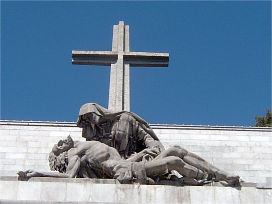 La Piedad, obra de Juan de &Aacute;valos. Mide 12 m. de largo y 5 m. de alto. su peso es de 225.000 kilos. Representa la XIII estaci&oacute;n del V&iacute;acrucis:  Jes&uacute;s en brazos de Mar&iacute;a