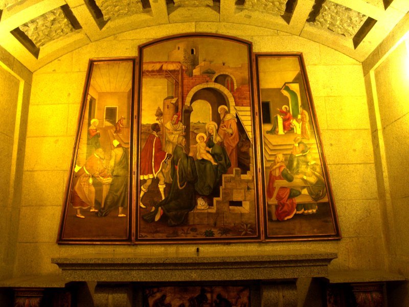 Una de las seis capillas de la nave de la Bas&iacute;lica. El tr&iacute;ptico es de piel de ternera y pintada.