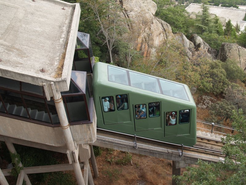 Para acceder a la base de la Cruz se puede subir por la escalera y por el  funicular. Momento en que el funicular llega a la estación, junto a la base de la Cruz