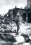 MOSCARDÓ PASA ENTRE LAS RUINAS PARA EL FOTÓGRAFO ALFONSO EN 1940