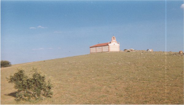 {Vista general del Cerro-Santo con la ermita}
