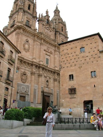 Fachada de la Casa de las Conchas. Al fondo la Clerecía 