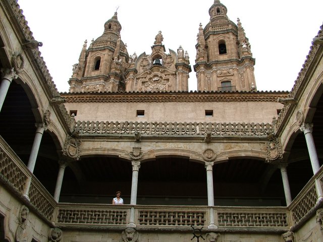 Casa de las Cocnhas desde el patio interior. Arriba  las torres de la Clerecía