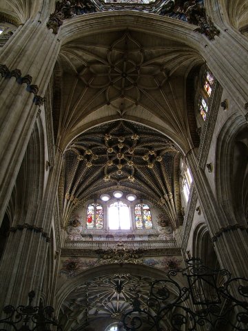 Vista de la magnífica nave con las vidrieras