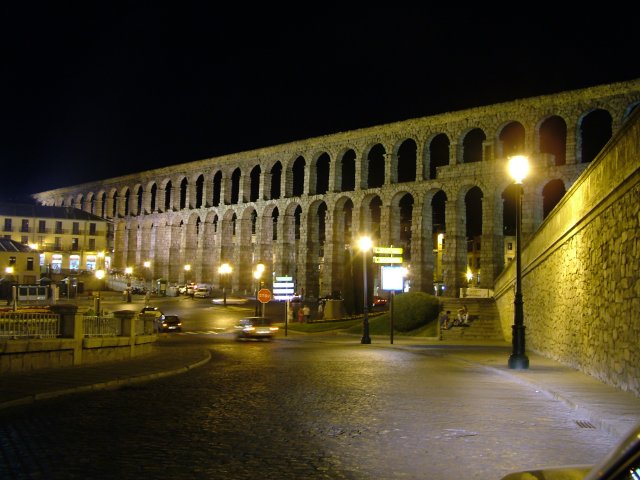 Vista del Acueducto iluminado