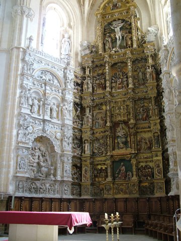 Vista del retablo del Altar Mayor y el oratorio del marqués de Villena