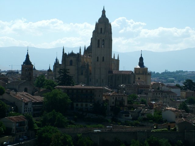 Vista general de la Catedral. Al fondo la  Sierra.